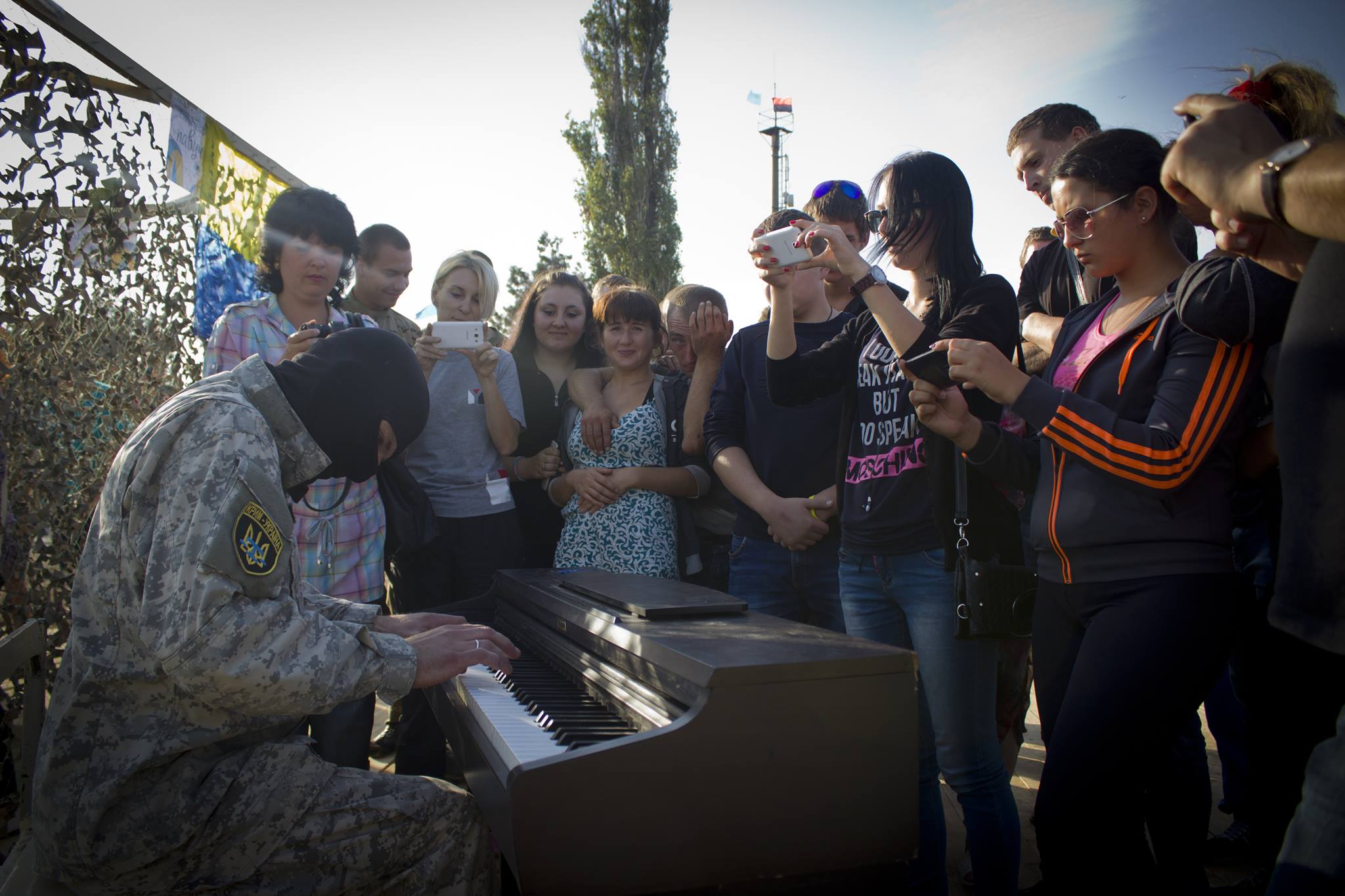 Чонгар, волонтери, піаніно 