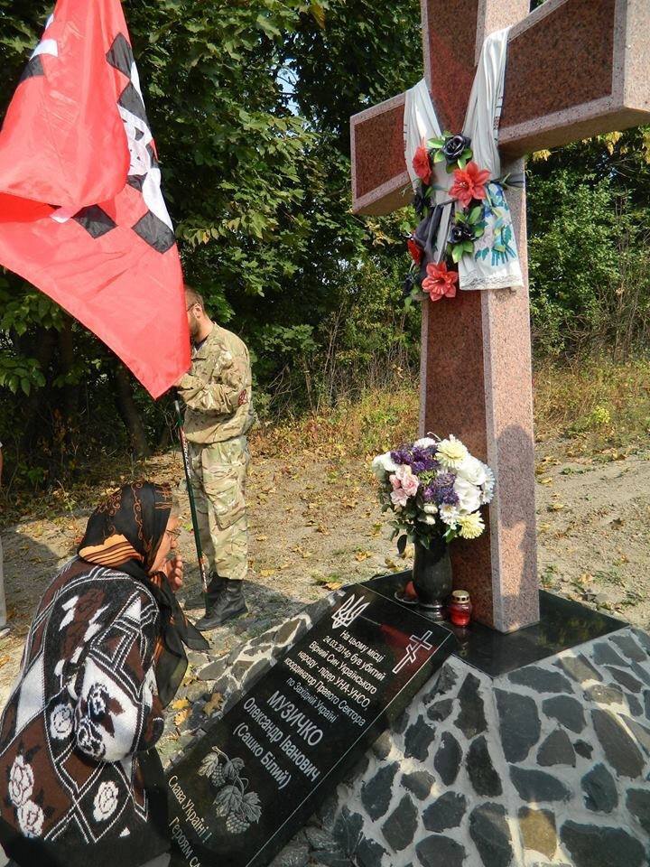 На могилі Сашка Білого вандали зруйнували хрест