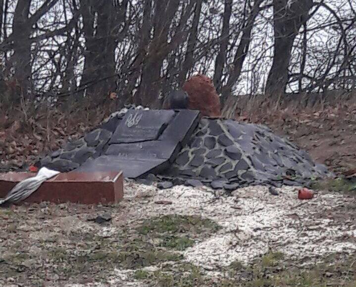 На могилі Сашка Білого вандали зруйнували хрест