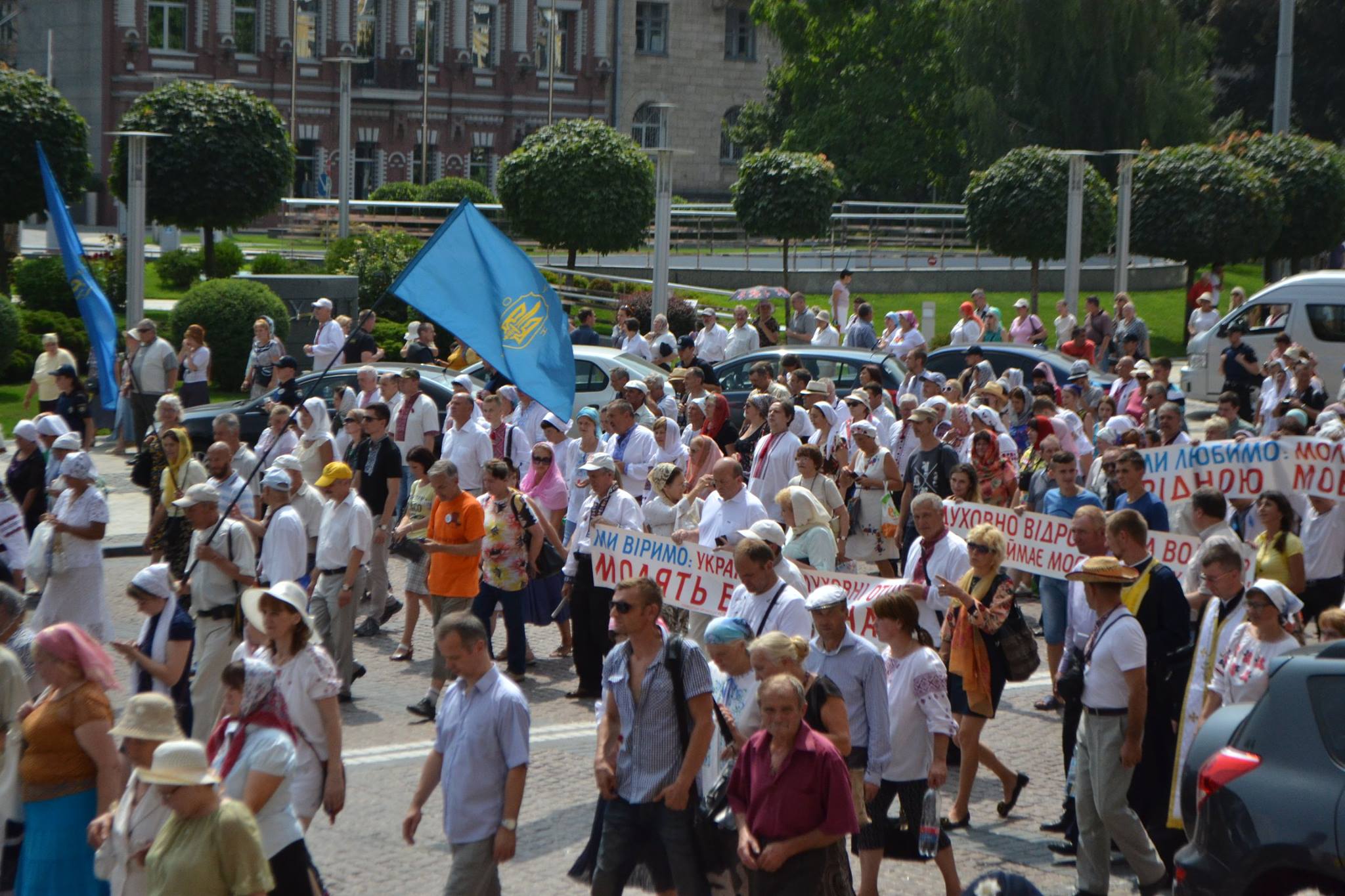 Під час Хресної Ходи у Києві співали Славень