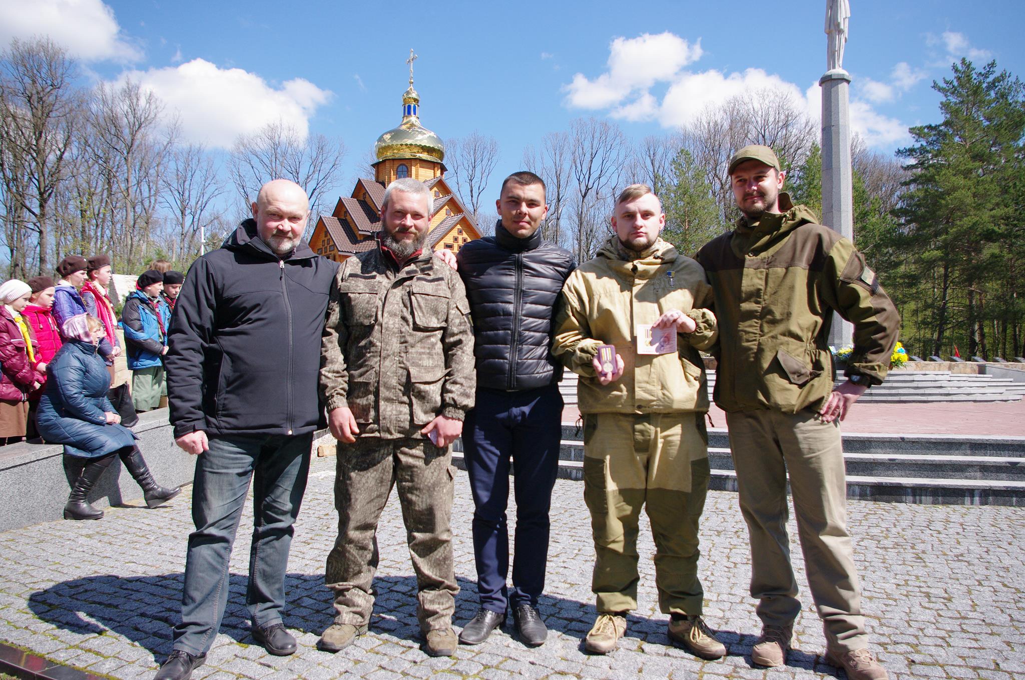На місці найбільшого бою УПА нагороджували добровольців 