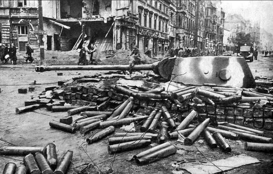 Навіщо в Другій світовій танки закопували в землю