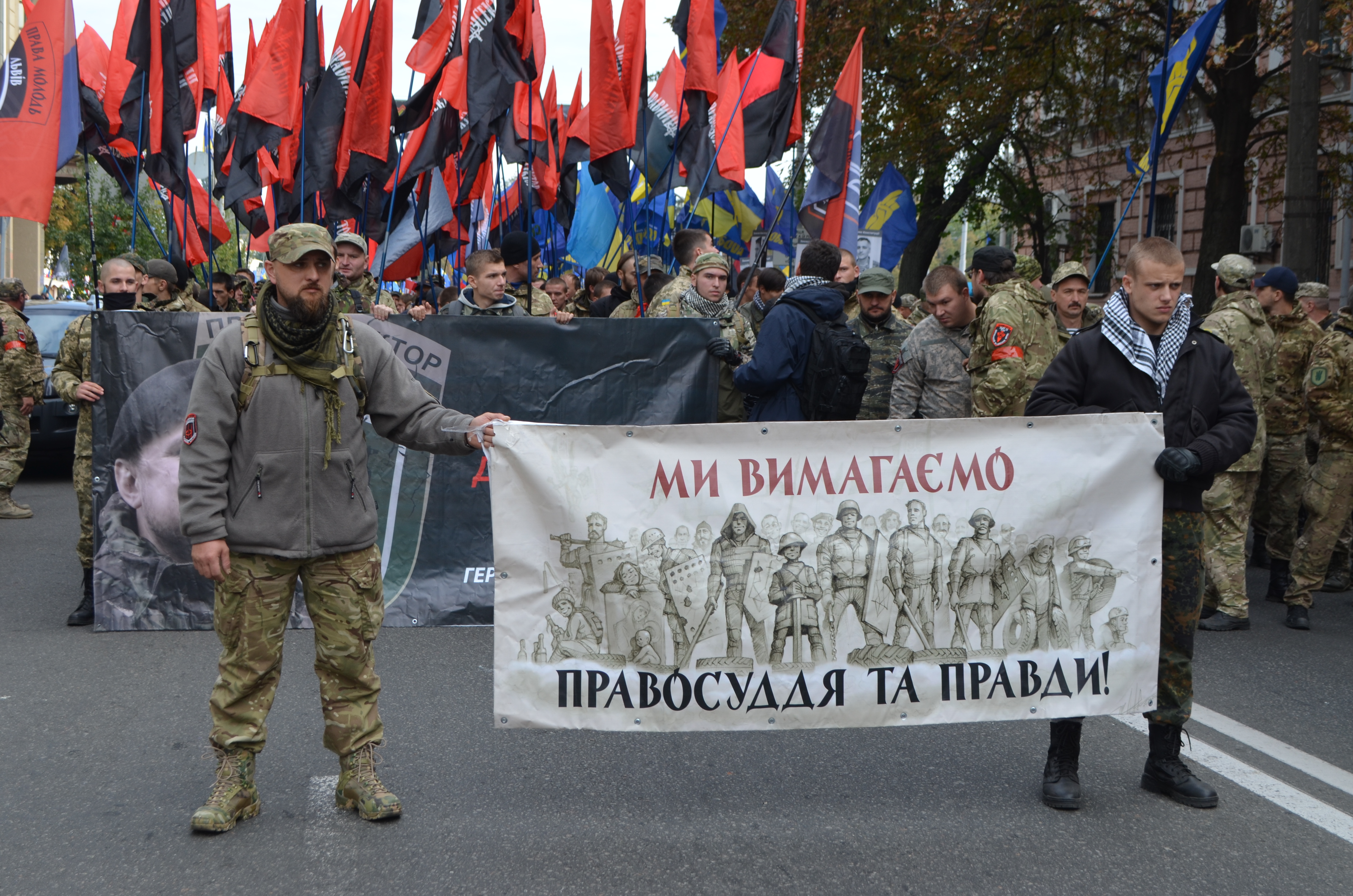 На Михайлівській Площі збираються учасники ходи до Лук'янівського СІЗО. Фоторепортаж
