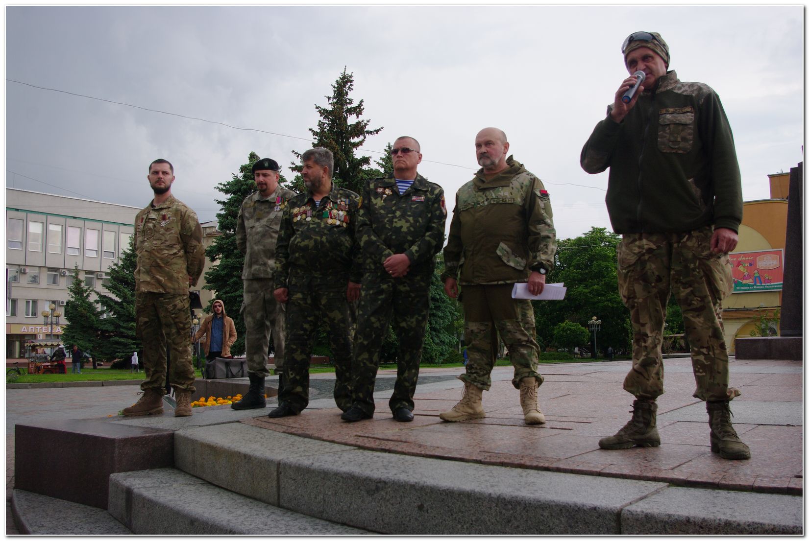 Вшануй героїв, Україно